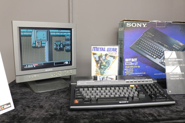 Retro desktop computer setup with CRT monitor displaying vintage gaming content
